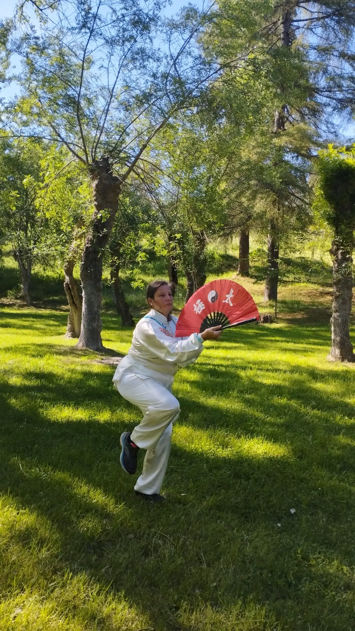 Maite García con abanico de Tai Chi en parque